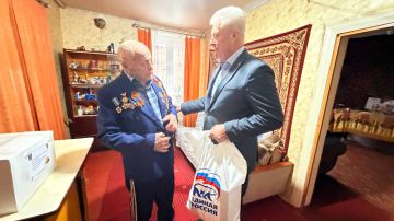 Сергей Козенко: В преддверии новогодних праздников по традиции с поздравлениями посетил Савоськова Кузьму Ивановича – ветерана Великой Отечественной войны, Почетного гражданина Краснодонского муниципального округа