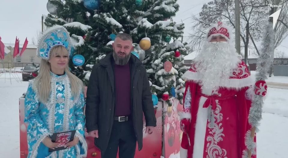 Олег Савченко: В преддверии Нового года уже традиционно, совместно с председателем Совета Меловского муниципального округа Геннадием Николаевичем Прищепой сняли шары с Ёлки желаний