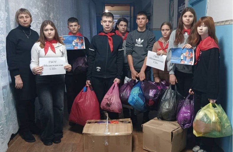 Акция «Волшебные варежки». В преддверии Нового года в Медвежанской средней школе прошла благотворительная акция «Волшебные варежки»