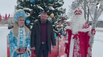 Олег Савченко: В преддверии Нового года уже традиционно, совместно с председателем Совета Меловского муниципального округа Геннадием Николаевичем Прищепой сняли шары с Ёлки желаний