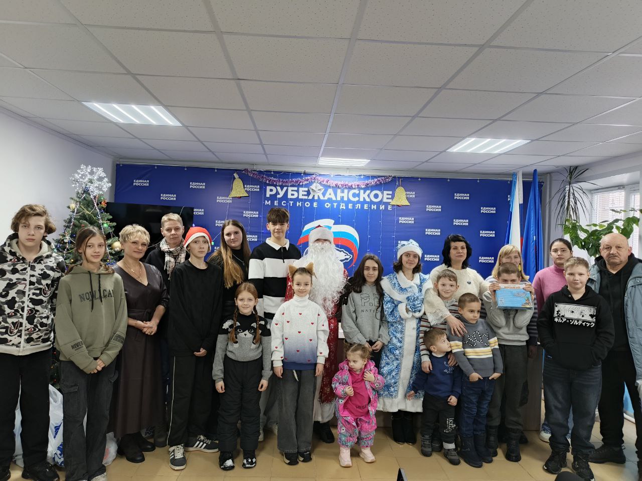«Единая Россия» в Рубежном организовала новогодний утренник для детей