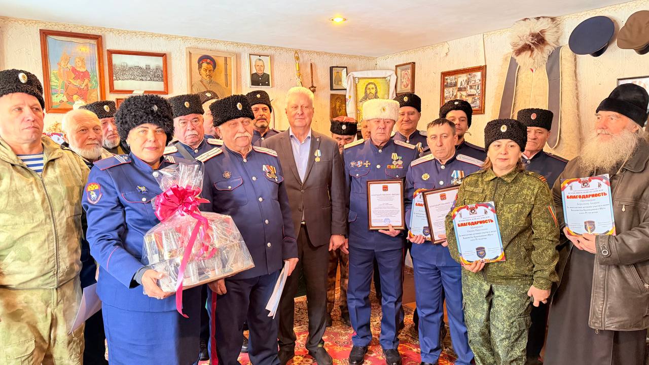 Сергей Козенко: В честь 35-летия со дня государственной регистрации и утверждения Устава Общественной организации «Общество Донских казаков Сорокинского куста станицы Гундоровской» поздравил Краснодонских казаков