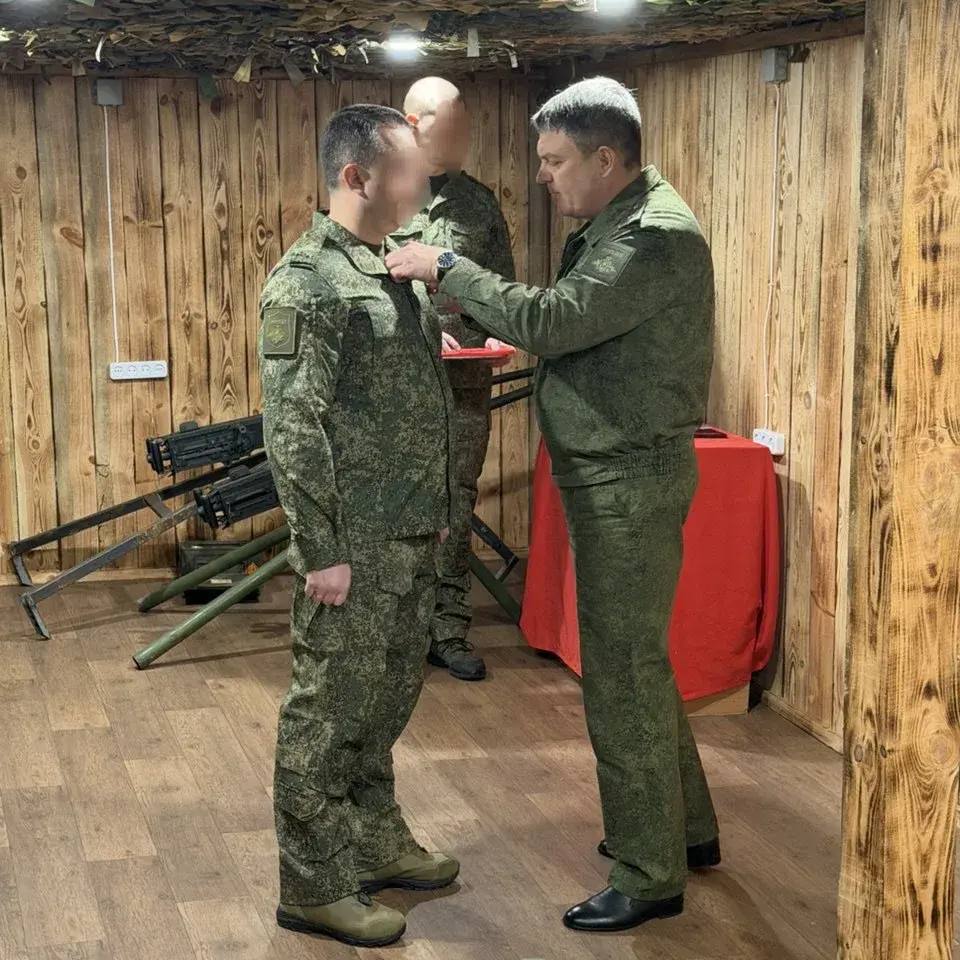 Глава ЛНР Леонид Пасечник посетил расположение одного из подразделений Армии России и вручил военнослужащим государственные и региональные награды