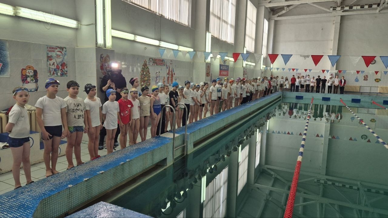 В Алчевске состоялось физкультурно-развлекательное мероприятие «Новогодние старты на воде»