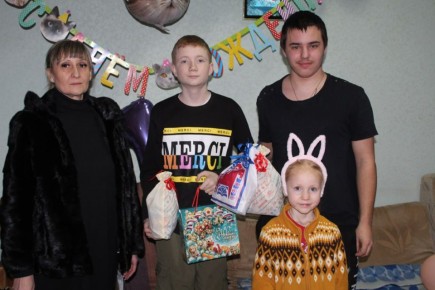 Юлия Кожухарь: В преддверии любимого праздника поручила своему заместителю Татьяне Гречаной поздравить детей, находящихся в пунктах временного размещения, с наступающим Новым годом