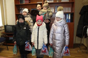 В преддверии Нового 2026 года совместно с коллегами поздравили детей участников специальной военной операции с наступающими новогодними праздниками