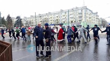 Сотни луганчан приняли участие в традиционном новогоднем забеге, который проводится в Республике в девятый раз