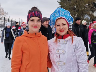 Пробежал марафон вместе с хозяевами: пес Сеня снова стал участником январского забега