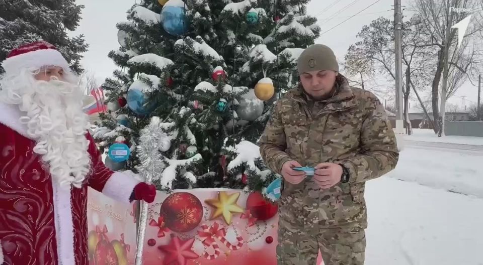 Ко Всероссийской акции «Ёлка желаний» присоединились и.о. прокурора Меловского района Юрий Ткаченко, врио начальника ОВМ ОМВД России «Меловский», подполковник полиции Андрей Ступин, начальник Меловского филиала ФКУ УИИ УФСИН...