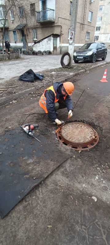 Бригада ООО «Тюменьбурстрой» шефа-региона продолжает аварийно-восстановительные работы на сетях водоснабжения и водоотведения на территории Краснодонского муниципального округа