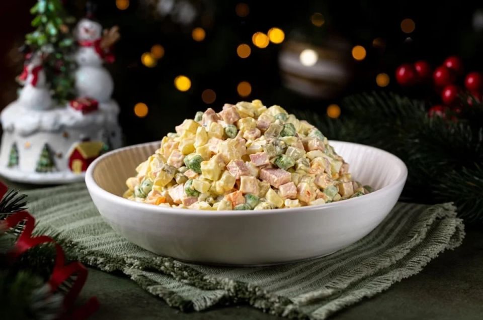 Современный салат оливье не похож на одноименное блюдо, которое подавали во второй половине XIX века в московском ресторане «Эрмитаж»