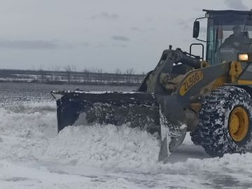 Сегодня на автодороге пгт Новосветловка – с. Огульчанск Краснодонский Автодор (филиал ГУП ЛНР «Луганский Автодор») проводит работы по расчистке проезжей части от снежных заносов