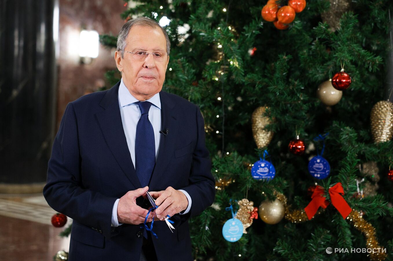 Лавров исполнил мечты детей из Луганска и Воронежа в рамках "Елки желаний"