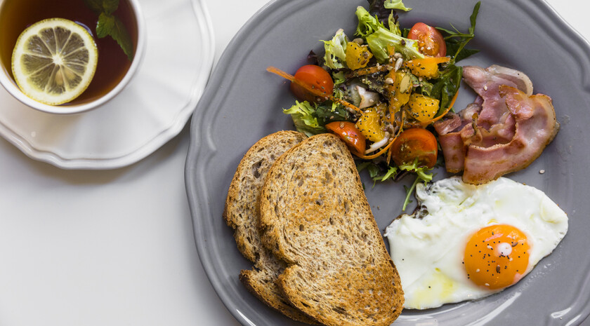 Ученый рассказал, чем лучше завтракать после переедания накануне