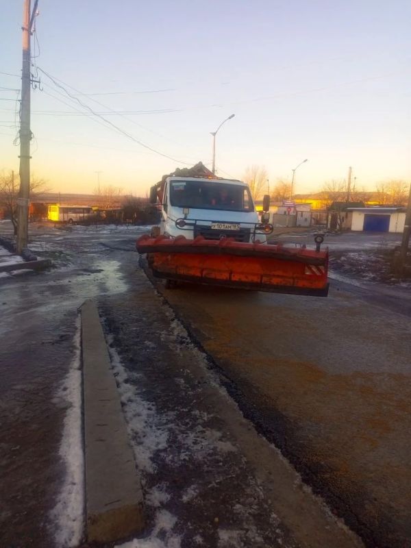 С самого раннего утра сотрудники МУП «Дорожно-эксплуатационное управление» вышли на линию, чтобы обеспечить безопасное движение в зимних условиях