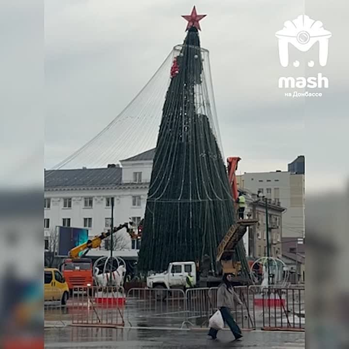 Луганской ёлке настолько поплохело, что её решили полностью разобрать, не дожидаясь конца новогодних каникул