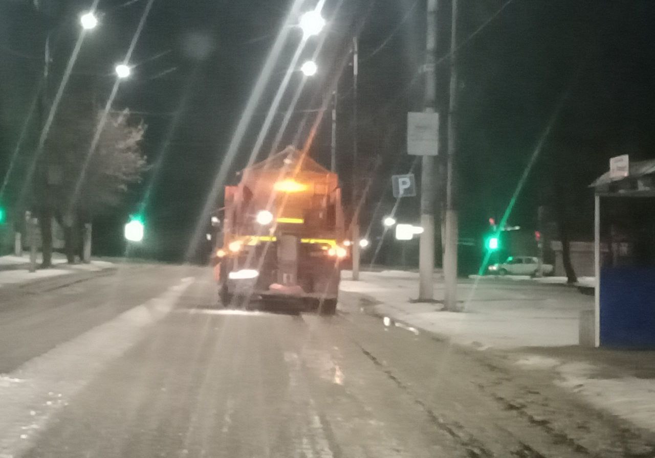 Коммунальные службы ведут работы на территории города