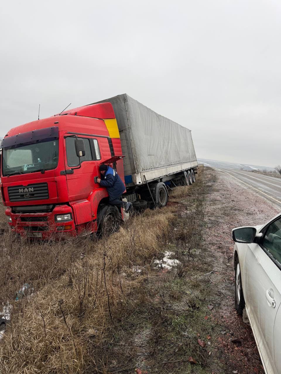 Госавтоинспекторы помогли водителю выбраться из кювета на участке трассы "Антрацит-Должанский"
