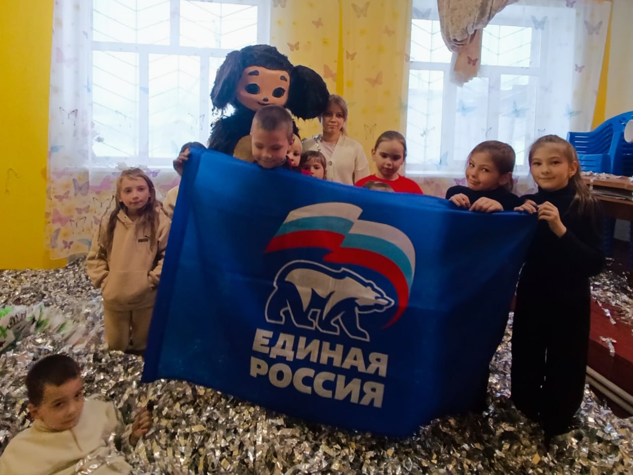 Сегодня, в преддверии самого волшебного праздника Рождества Христова, активисты «Единой России» поселка Краснодона подарили настоящий праздник для детей участников СВО