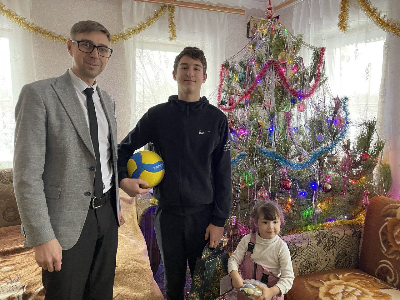 Альберт Зинченко: Заместитель Главы Станично-Луганского МО Андрей Бидлюченко с большой радостью исполнил желание Игоря, мечтателя, шар с желанием которого снял с "Ёлки желаний"