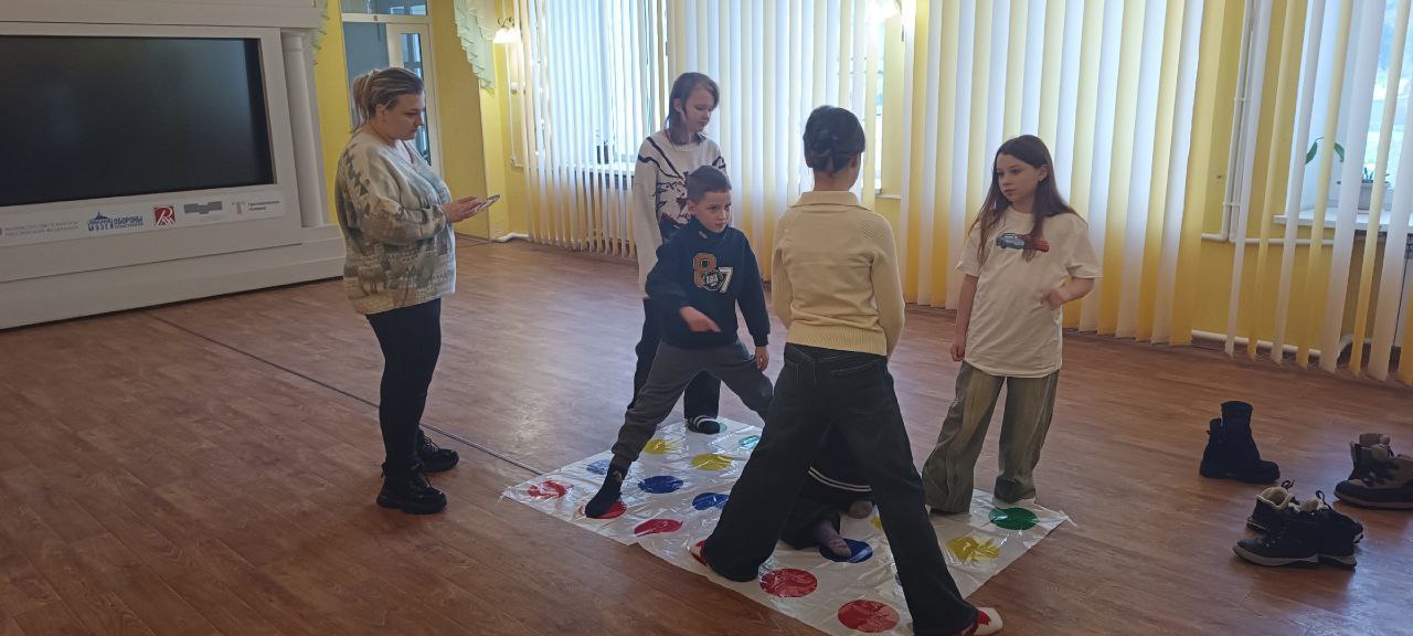 В Перевальском ДК прошла веселая игра "Твистер"