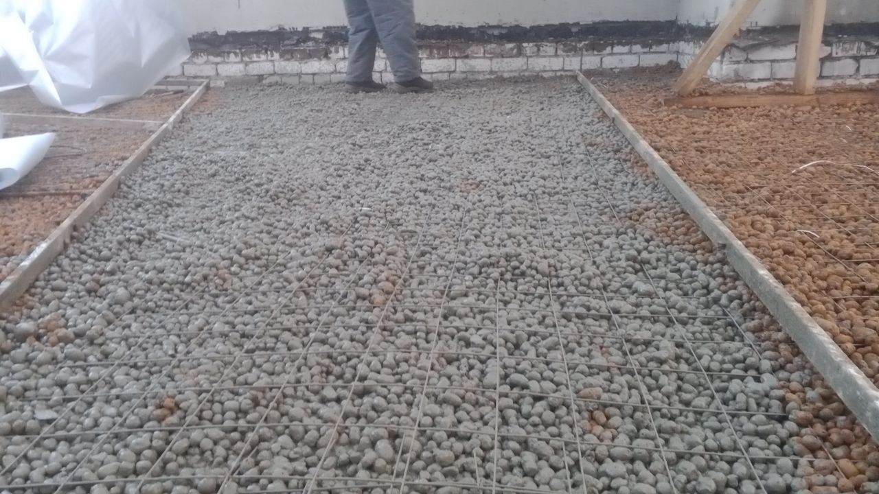 В Краснодоне продолжается капитальный ремонт кровли многоквартирного дома № 9 на улице П. Котова. Общая площадь ремонтируемой кровли составляет около 1000 квадратных метров, и работы выполняются под руководством шефа-региона...