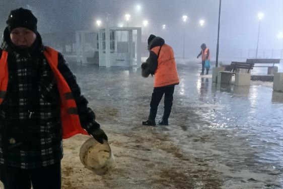 Муниципальные унитарные предприятия сферы жилищно-коммунального хозяйства продолжают работу по посыпке территории Свердловского округа противогололёдной смесью