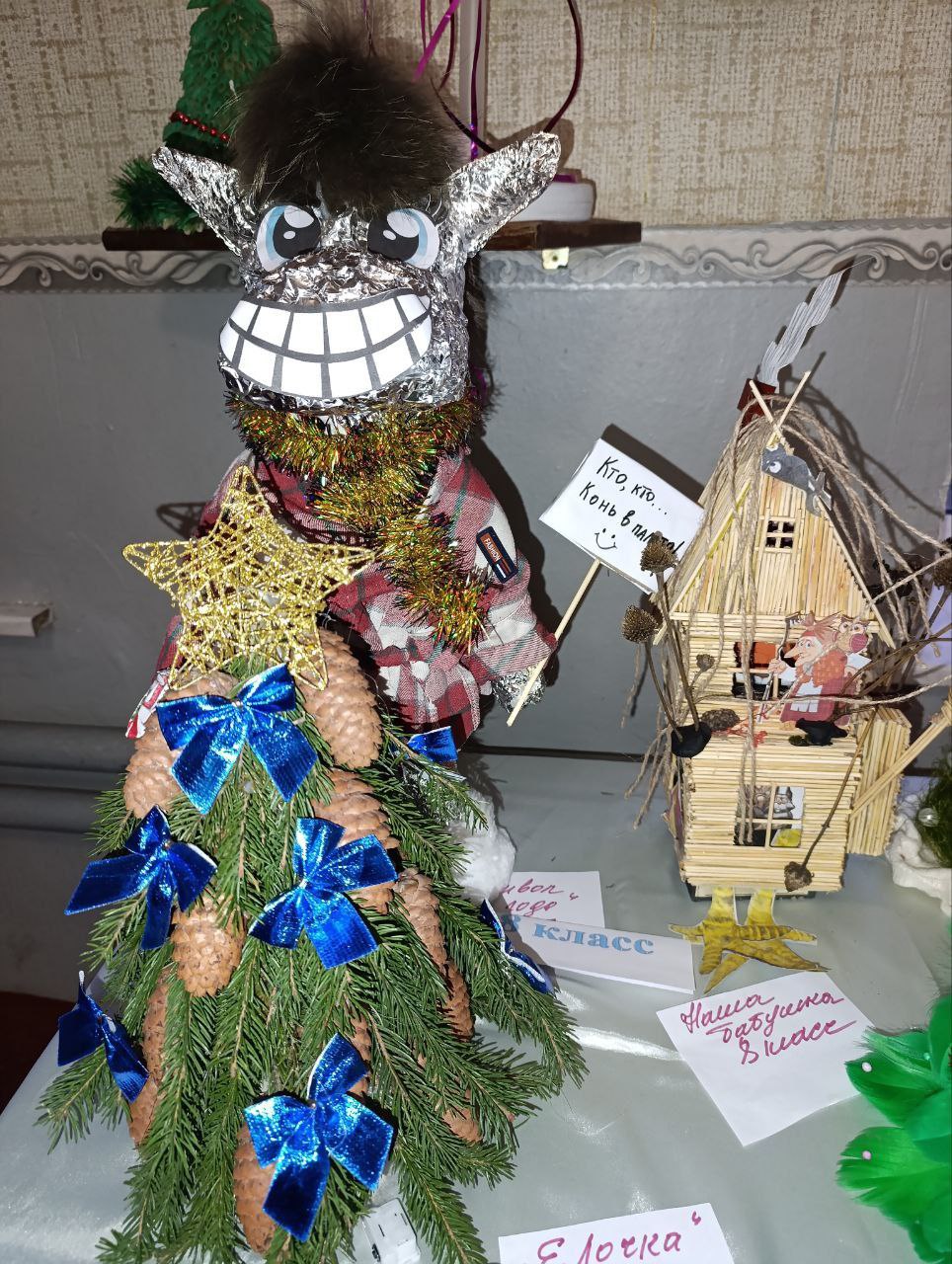 С 1 по 7 января в Райгородском Доме культуры проходит выставка новогодних поделок "Зимняя фантазия"
