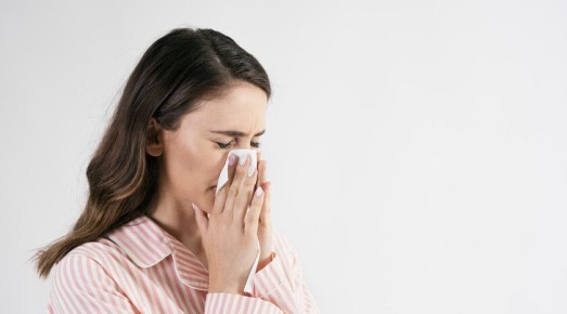Чихать на всех. Врач рассказала, на что зимой бывает аллергия