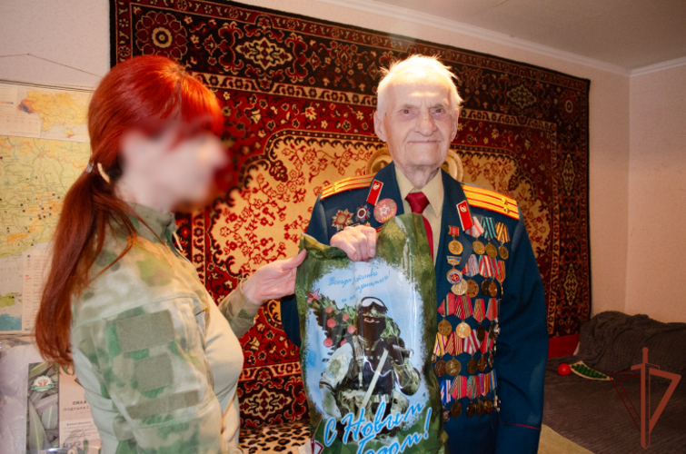 Ветерана Великой Отечественной войны навестили росгвардейцы в Луганске