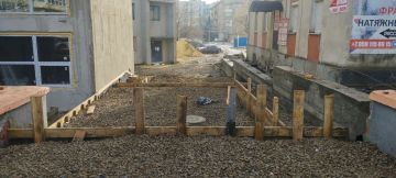 Тюменские строители активно занимаются благоустройством территории вокруг ЗАГСа, что значительно улучшит доступность этого важного объекта для граждан