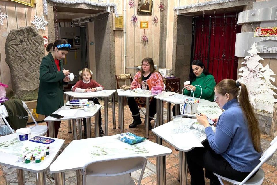 В Свердловском краеведческом музее в канун зимних праздников, для жителей города прошла вторая часть мастер-класса «Ватная игрушка»