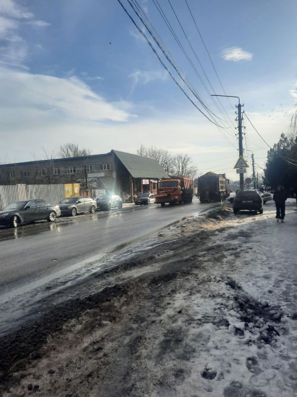 В эти выходные дни МУП "СКАТ" ведет активную работу по поддержанию улично-дорожной сети в надлежащем состоянии