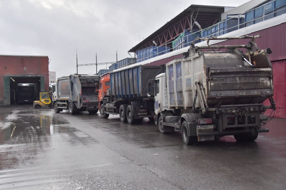 В Луганске при непогоде осложняется вывоз мусора