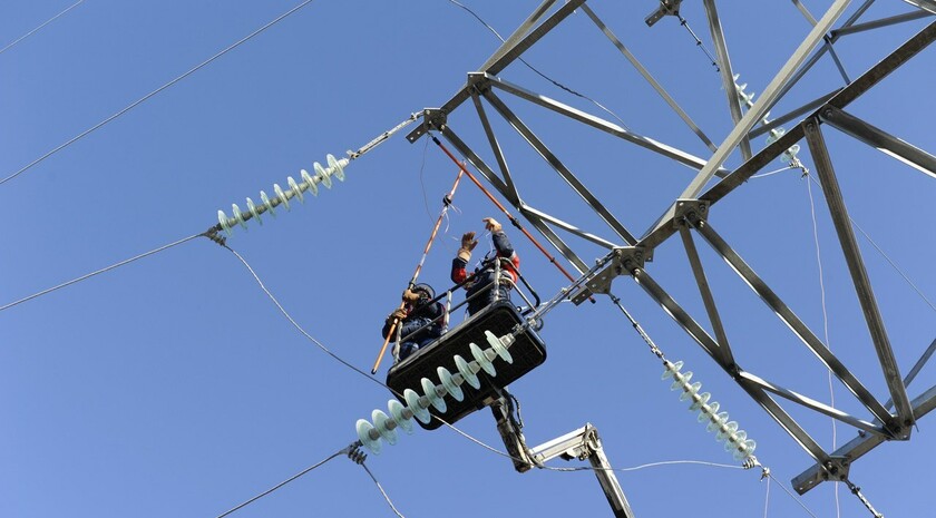 Около трех тыс. абонентов остаются без света в южной части Луганска — Минтопэнерго