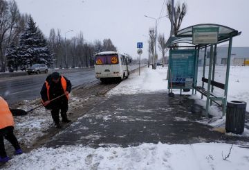 Дорожники Луганска в праздничные дни работали в штатном режиме