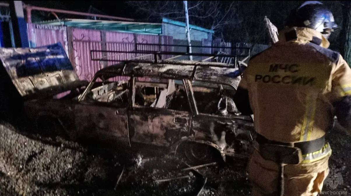 Силами МЧС ликвидировано возгорание автомобиля в Кировске