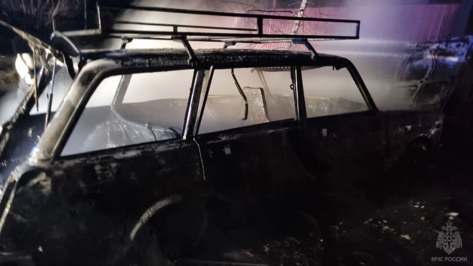 Спасатели МЧС России ликвидировали загорание автомобиля на частном подворье в Кировске