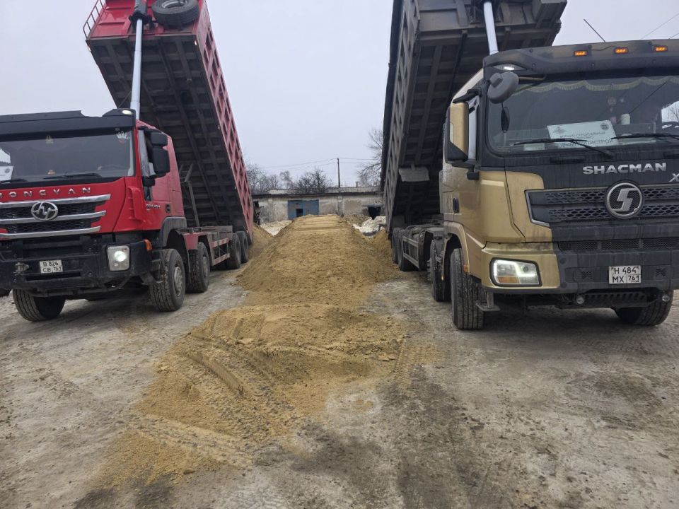 Ровеньки готовятся к зиме: запасаются песком для борьбы с гололёдом!
