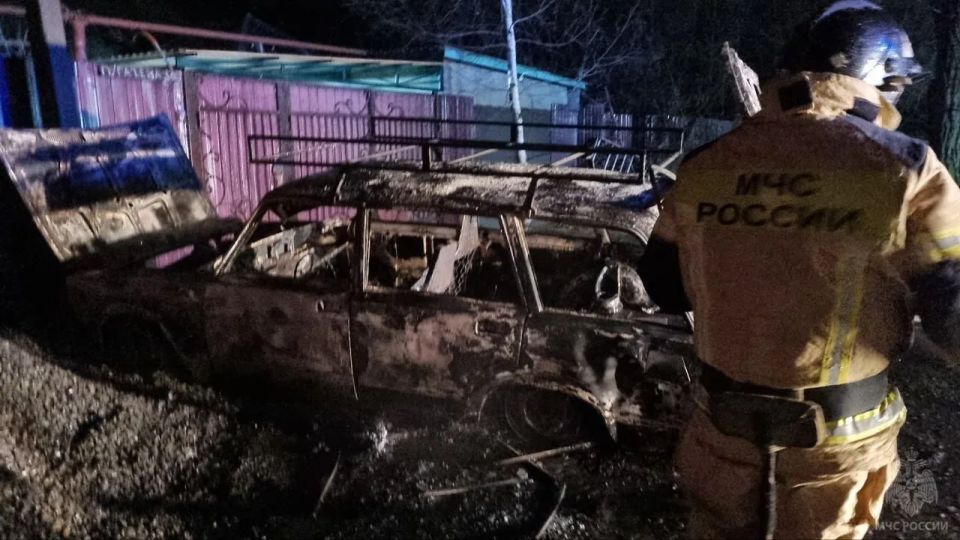 Спасатели потушили горящий автомобиль в Кировске