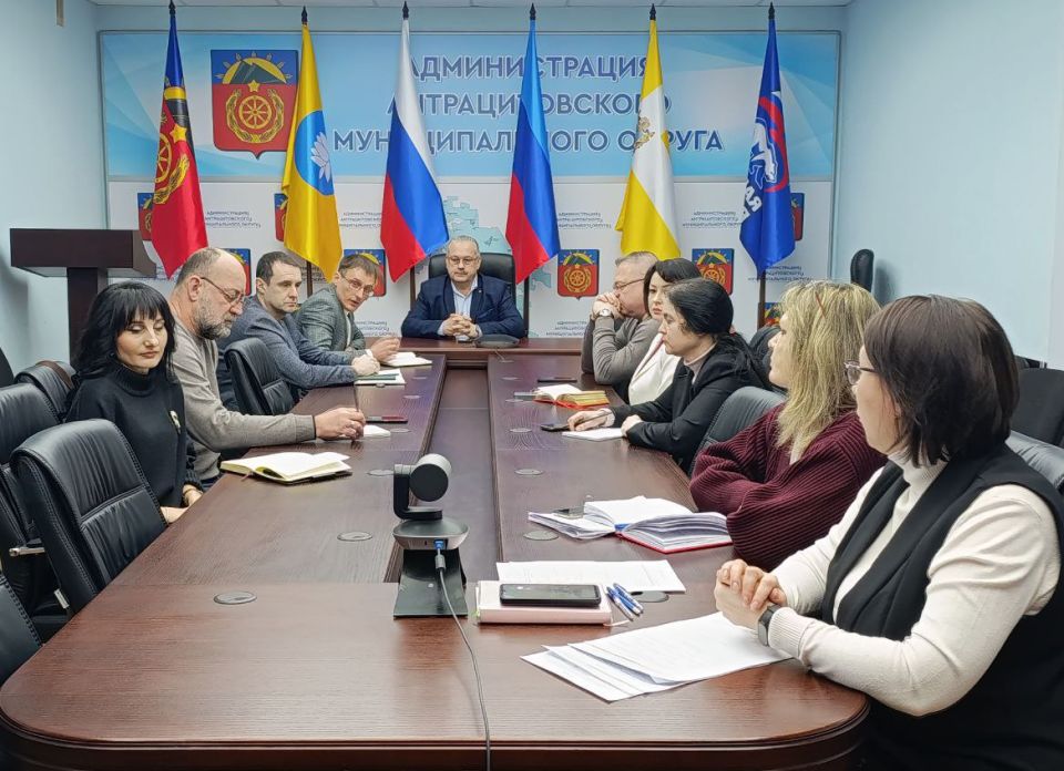 Глава Антрацитовского муниципального округа, секретарь местного отделения партии «Единая Россия» Сергей Саенко провел еженедельный прием граждан, объединив усилия с представителями коммунальных служб, муниципальных...