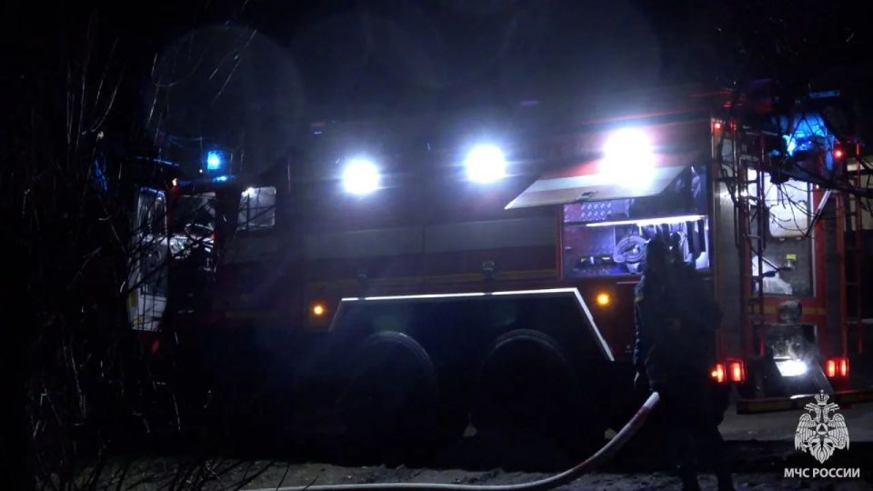 Многоэтажный дом загорелся в квартале Волкова в Луганске