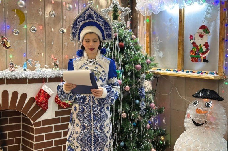 В Свердловском краеведческом музее в продолжение зимних праздников, для жителей города прошел мастер-класс по роспись «В узорах Гжели»