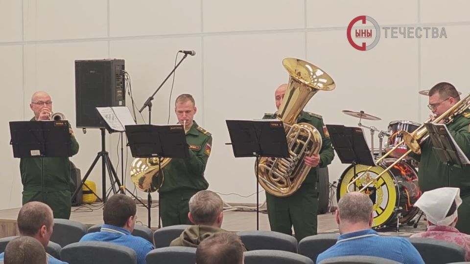 Праздничный концерт для раненых военных прошел в госпитале ЛНР