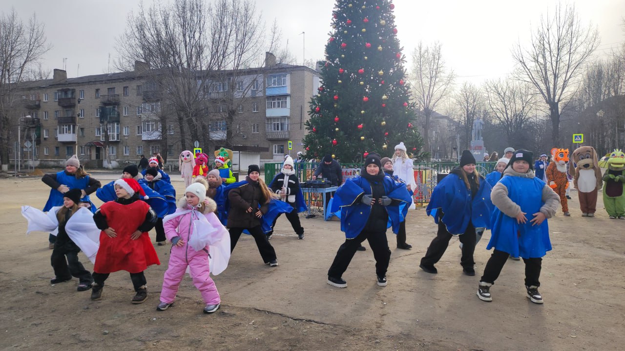 В Молодогвардейске на центральной площади состоялось торжественное закрытие городской Новогодней Ёлки