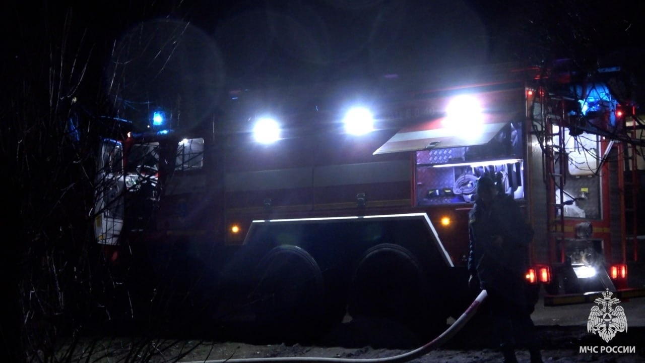 Спасатели МЧС России ликвидировали загорание в луганской многоэтажке