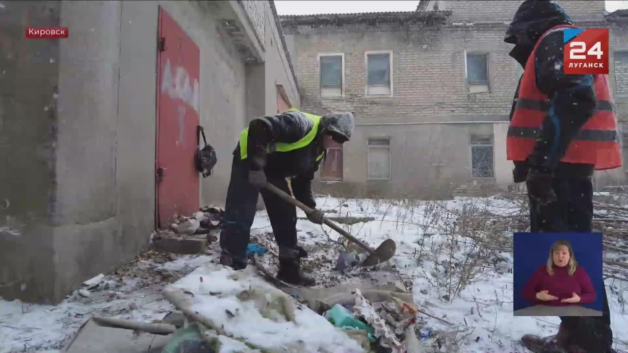 В Кировске работники комбината коммунальных услуг благоустраивают улицы города