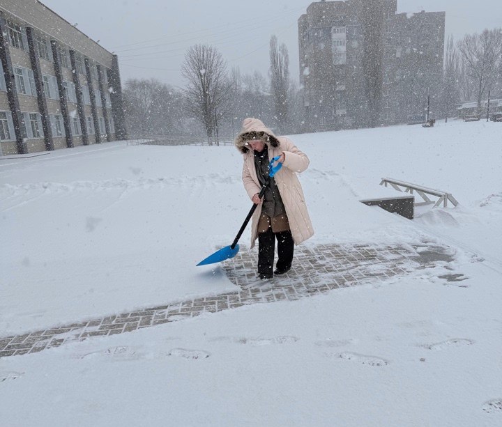 Сотрудники учреждений культуры продолжают расчистку снега