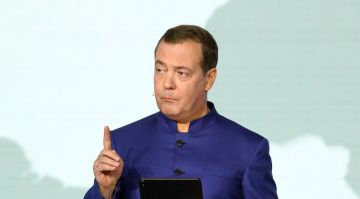 Медведев предупредил об опасной игре Зеленского против Тимошенко