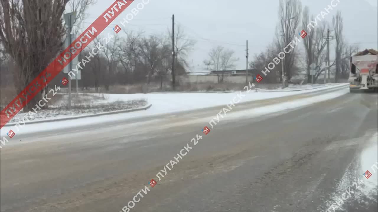 В Республике сегодня снежно! Дорожные службы уже начали посыпать песком автодороги региона